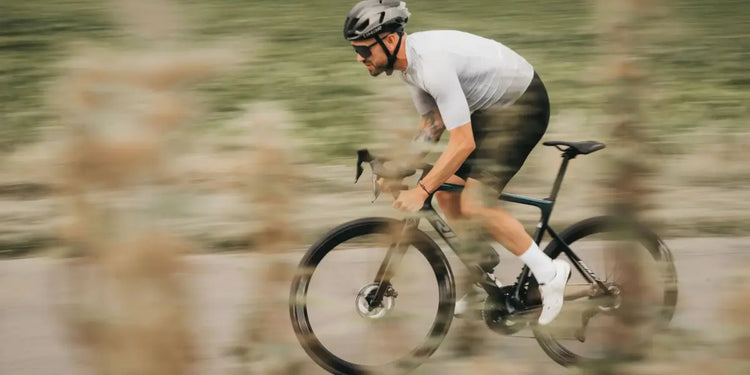 Rennräder und Gravelbikes