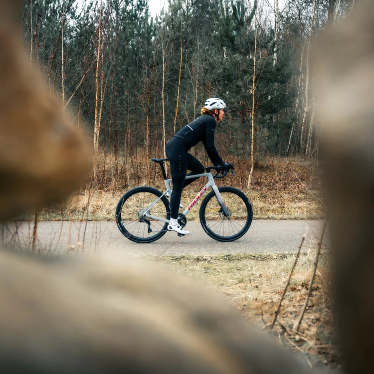Zwei Fahrer auf Rondo Gravelbikes im Wald