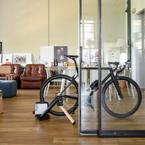 ELITE Tuo Wheel-On Rollentrainer aufgebaut im Wohnzimmer