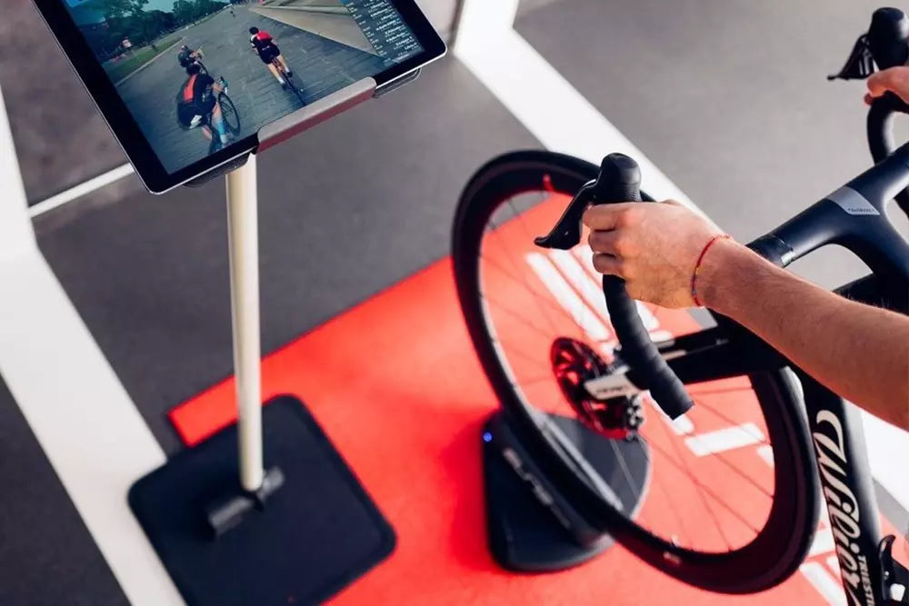 ELITE Sterzo Smart Lenkblock beim Indoor Fahren auf Zwift