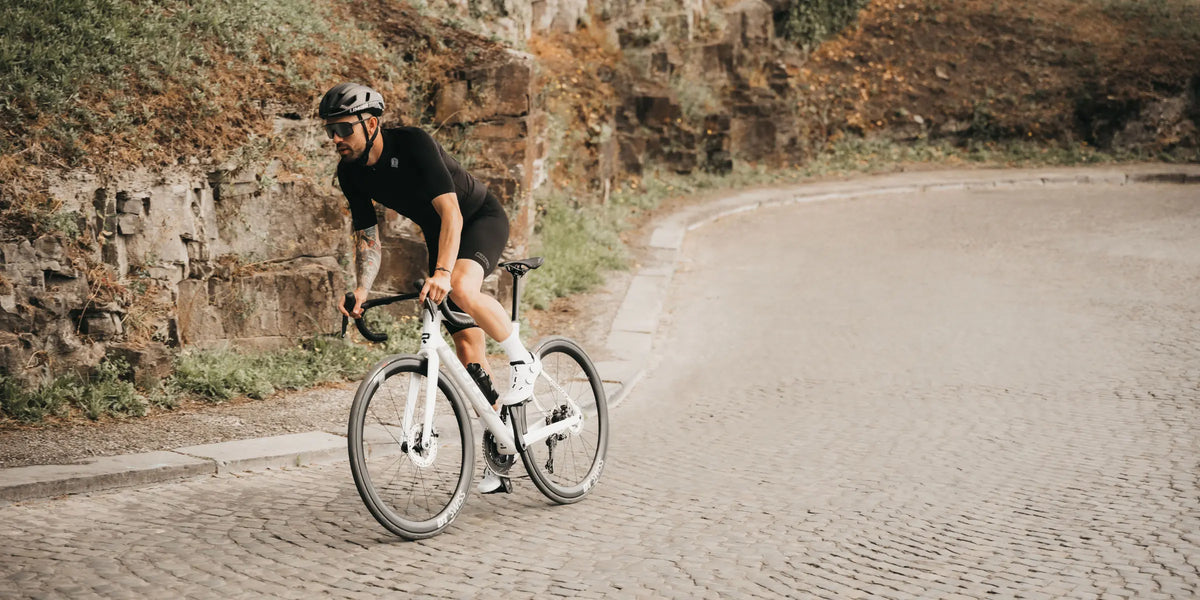 Fahrradfahrer auf einem Ridley Falcn Rennrad.