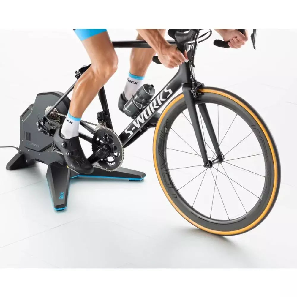 Tacx Flux 2 Smart T2980 Rollentrainer in Verwendung von seitlich vorne
