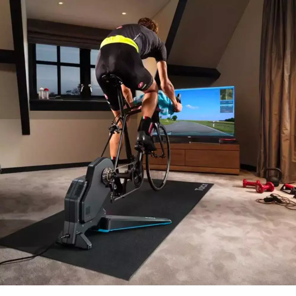 Tacx Flux 2 Smart T2980 Rollentrainer mit fahrendem Mann von seitlich hinten