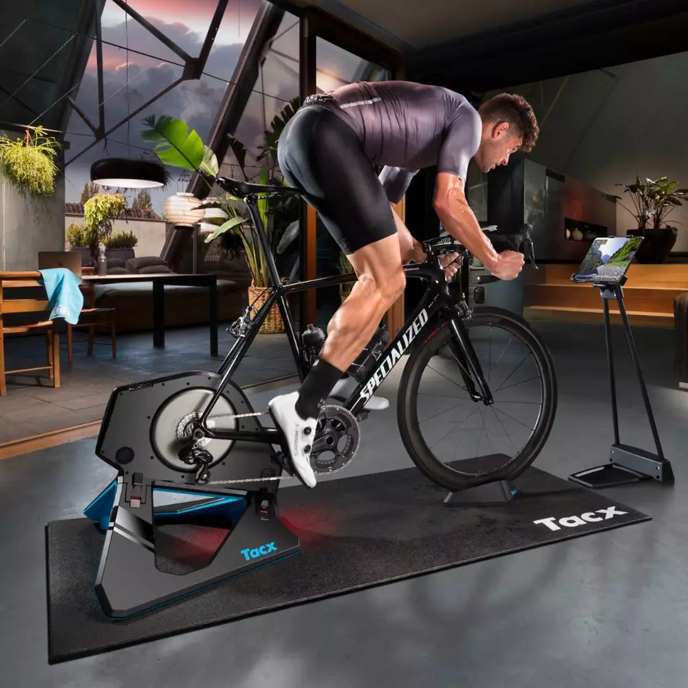 Tacx_Neo_2T_Smart_T2875 Rollentrainer mit Mann von seitlich hinten im Wiegetritt