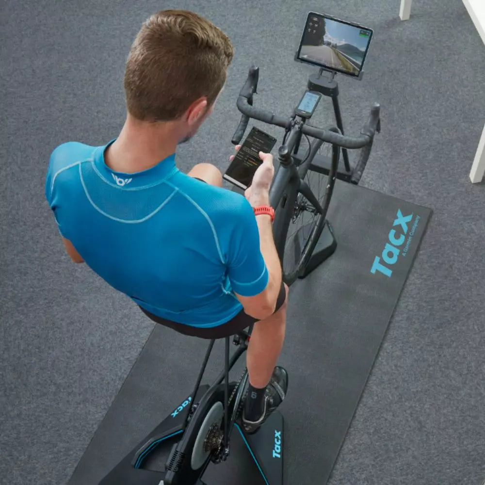 Tacx_Neo_2T_Smart_T2875 Rollentrainer mit Mann von oben und Verwendung mit Trainingssoftware