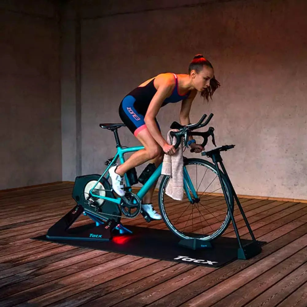 Tacx_Neo_2T_Smart_T2875 Rollentrainer mit Frau im Wiegetritt