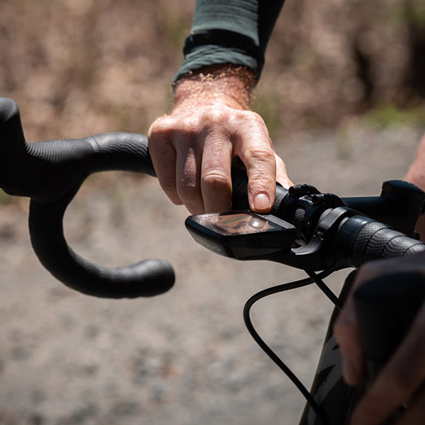 Wahoo ELEMNT BOLT V2 GPS Fahrradcomputer an einer Lenkerhalterung am Fahrrad