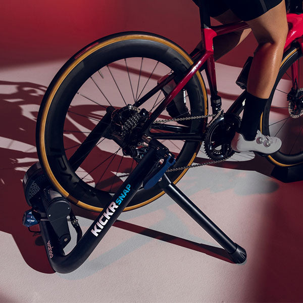 Wahoo KICKR Snap schräge Seitenansicht mit Fahrrad soll den einfachen Aufbau darstellen 