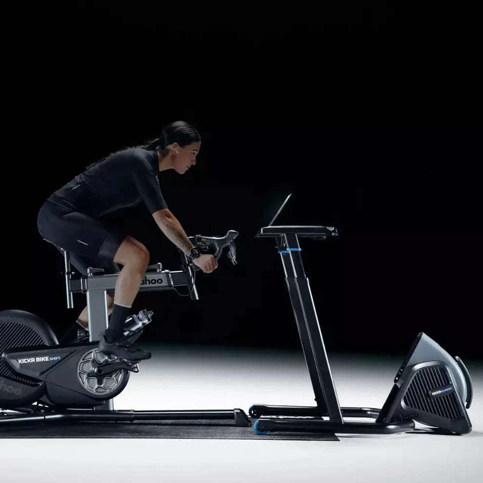 Das WAHOO KICKR BIKE SHIFT in Verwendung mit dem KICKR HEADWIND
