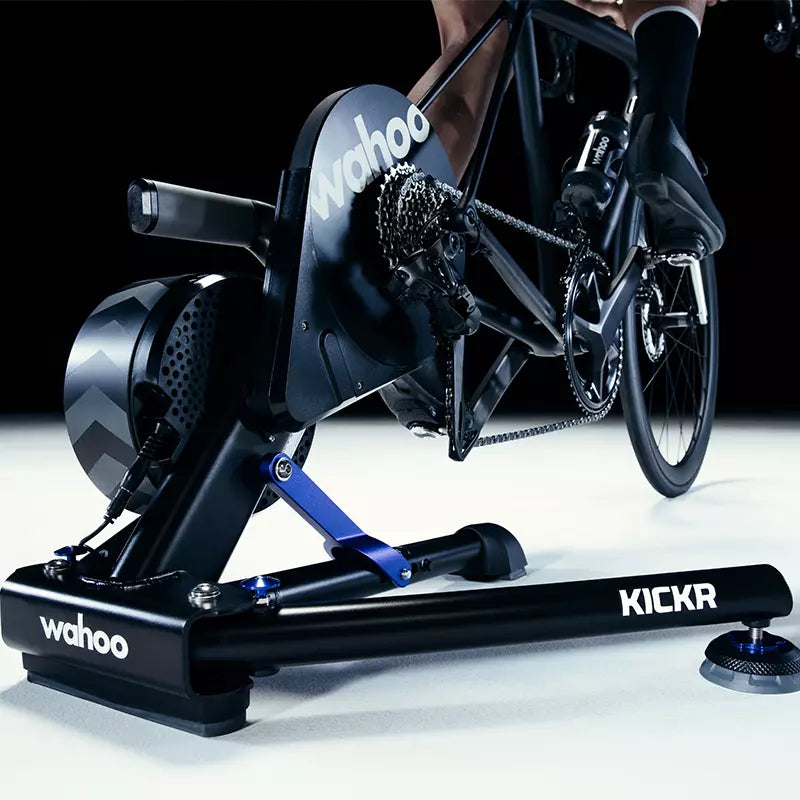 Wahoo KICKR v6 schräge Seitenansicht mit eingespanntem Fahrrad