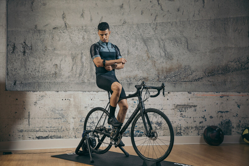 Wahoo TICKR FIT an beim Indoor-Cycling
